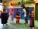 Vier Kinder und eine Lehrerin tanzen verkleidet zur Musik.