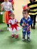 Zwei Kinder tanzen den Ententanz verkleidet.