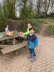 Drei Kinder zeigen ihre gefundenen Osterkörbchen.