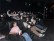 Die Schüler und Schülerinnen sitzen im Kino in Liegestühlen und essen Popcorn. 