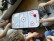 Kleiner Airhockey-Tisch an dem zwei Kinder spielen.