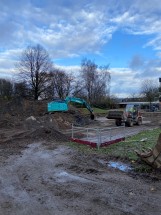 Auf dem alten Fußballplatz werden die Fundamente für das Containergebäude ausgebaggert.