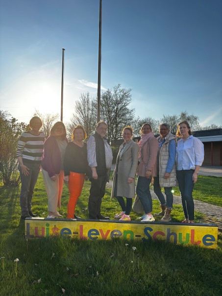 Die Vorstandsmitglieder des Fördervereins stehen auf einer Wiese