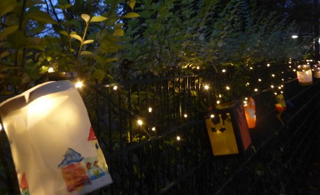 Laternen hängen aner Hecke