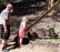 Ein Großvater steht mit seiner kleinen Enkelin vor einem Hirschgehege