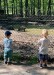 Zwei kleine Jungen stehen vor einem Wildschweingehege