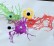 Bunte Monster auf einem weißen Papier mit jeweils einem aufgeklebten Kullerauge