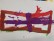 Ein abstraktes Bild aus roter und lilaner Farbe auf weißem Papier
