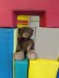 Ein Teddybär sitzt zwischen großen Bausteinen