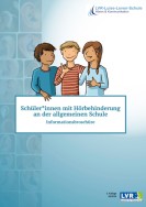 Cover der Infobroschüre mit dem Titel "Schüler:innen mit Hörbehinderung an der Allgemeinen Schule" und dem Bild dreier Kinder, eines mit Hörgerät, eines mit gebärdenden Händen, eines mit CI