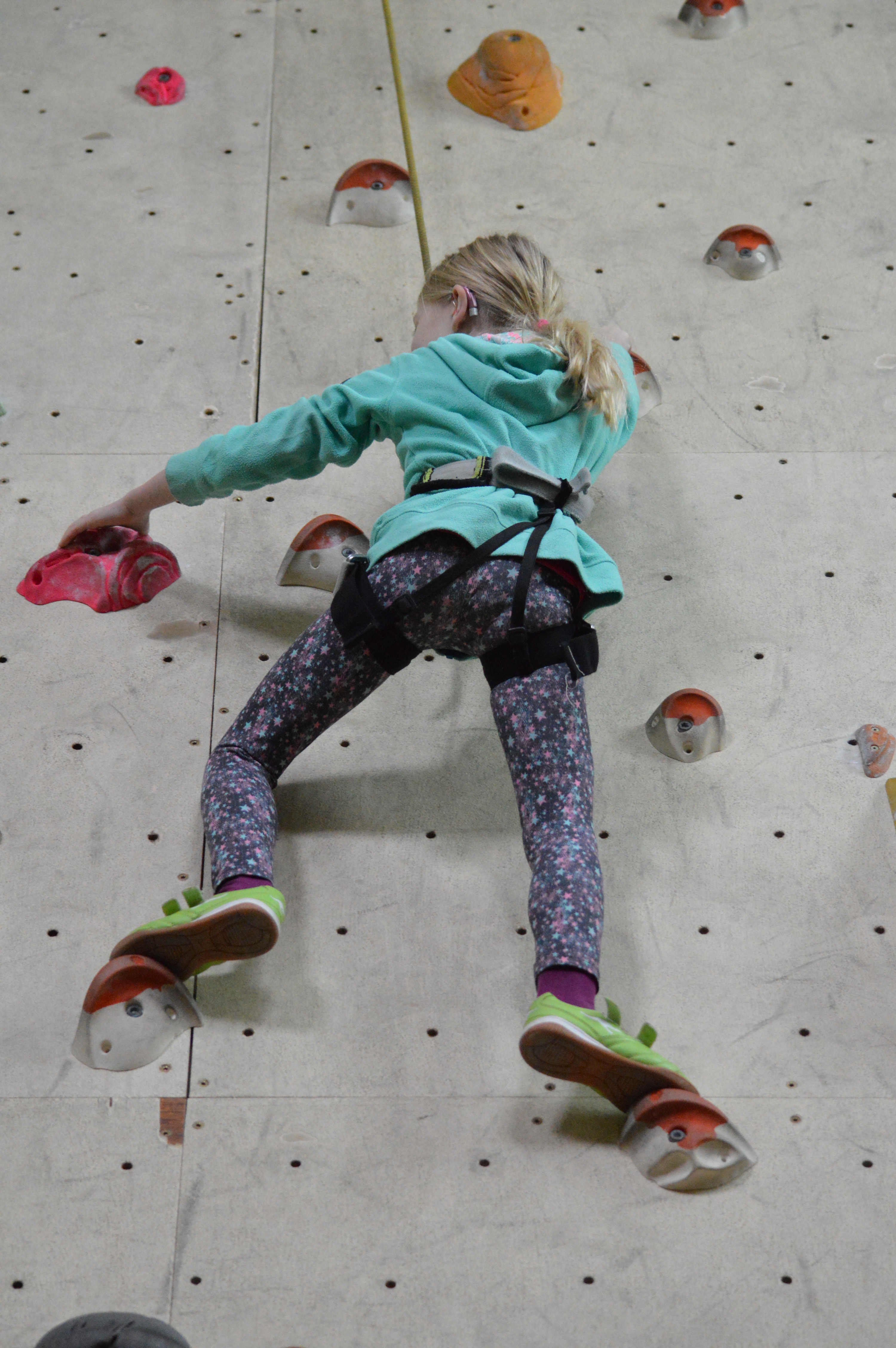 Eine Schülerin an der Kletterwand