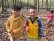 Zwei Jungen halten ein Spielzeugei in der Hand und stehen mitten im Wald. 