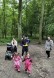 Die Familien laufen gemeinsam bergauf. Die Kinder halten sich an den Händen.