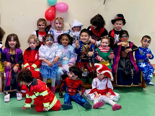 Gruppenfoto der verkleideten Kinder - sie sitzen in zwei Reihen.