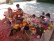 Mehrere Kinder sitzen im Sandkasten und spielen zusammen mit den Sandspielgeräten.