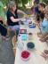 Kinder stehen an einem Buffet mit Eis und Toppings