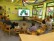 Die Kinder sitzen im Stuhlkreis und folgen der Geschichte am Smartboard.