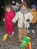 Zwei Kinder, die sich an den Händen halten. Beide halten in der freien Hand eine Fischlaterne.