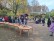 viele Familien stehen auf dem Kindergarten-Außengelände um einen gedeckten Tisch