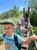 Mehrere Kinder gehen über eine schmale Hängebrücke