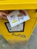 eine Postkarte wird in einen Briefkasten geworfen, darauf steht 