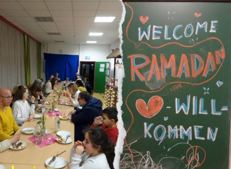 Welcome-Schild, geselliges Beisammensein und Menschen am Buffet