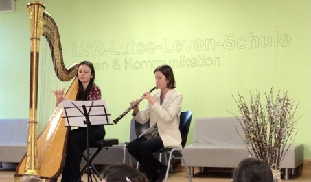 Alice Vecchio spielt die Harfe und Myriam Navari spielt die Oboe.