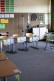 Stuhlhalbkreis in einem Klassenraum
