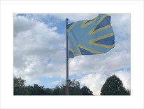 Die neue Flagge für die Gebärdensprachgemeinschaft und taube Menschen vor unserer Schule, die Farben der Flagge sind dunkelblau, gelb und hellblau