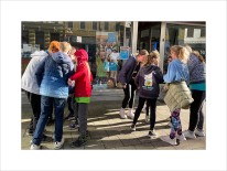 zwei Kindergruppen stehen jeweils dicht beisammen, um sich für ein Spiel abzusprechen