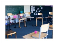 Ein leerer Klassenraum, Tische stehen im Halbkreis, Teppichboden