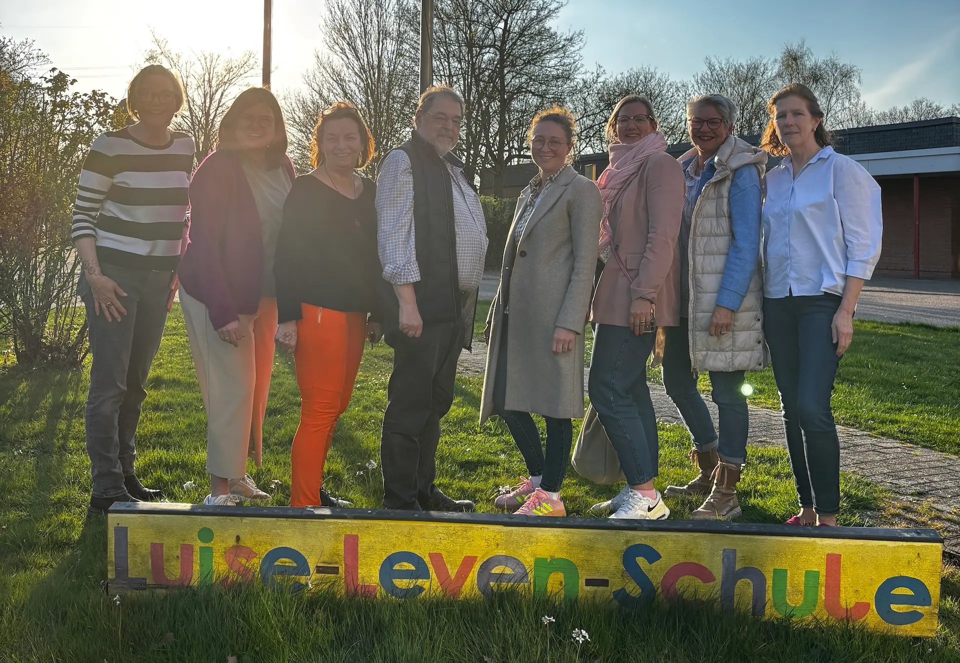 Gruppenfoto aller Vorstandsmitglieder des Fördervereins der LVR-Luise-Leven-Schule