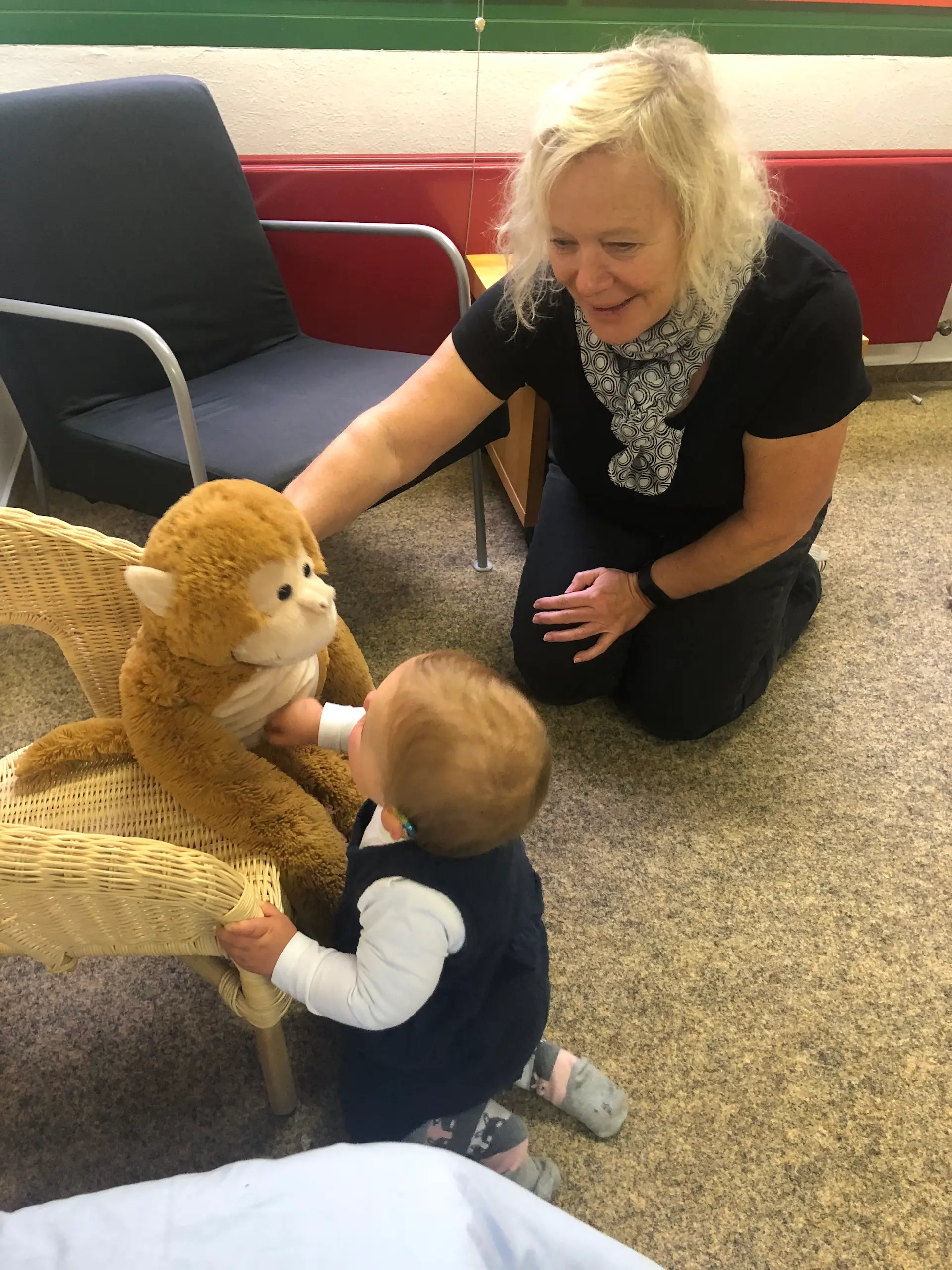 Lehrkraft und Kind spielen zusammen im Rahmen der Frühförderung