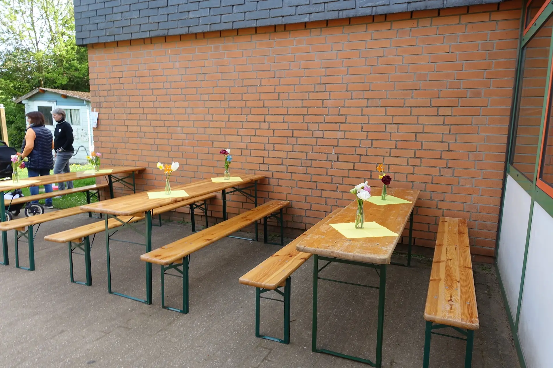 Die Bierzeltgarnituren sind dekoriert