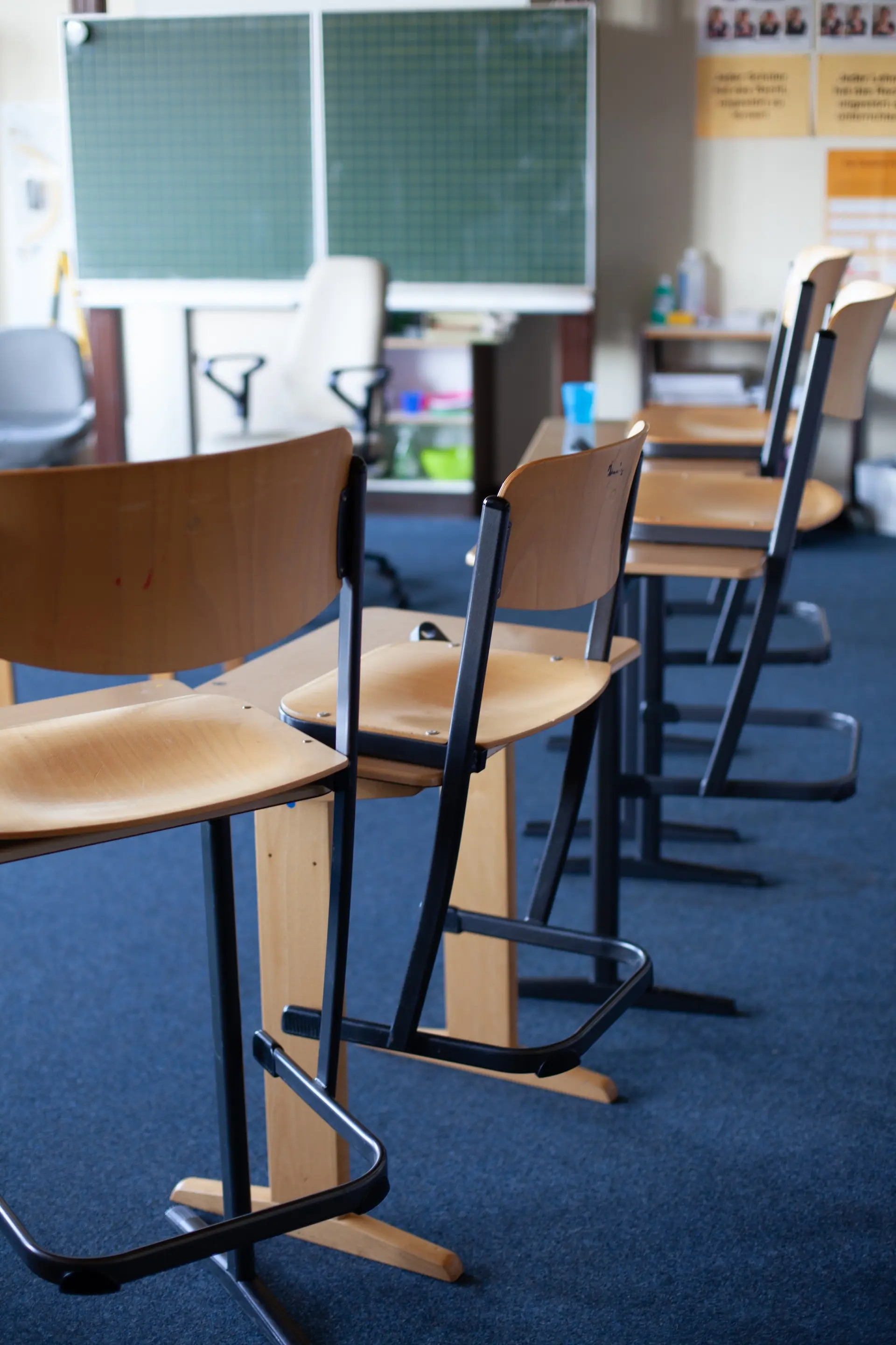 Raum der Sekundarstufe I: hochgestellte Stühle
