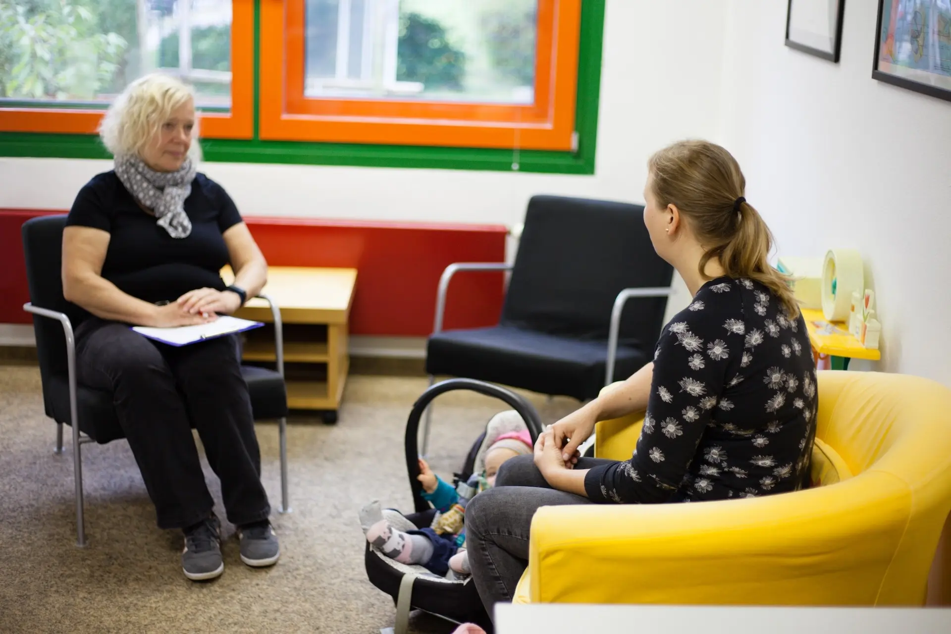 Beratungsgespräch zur Frühförderung im Beratungsraum