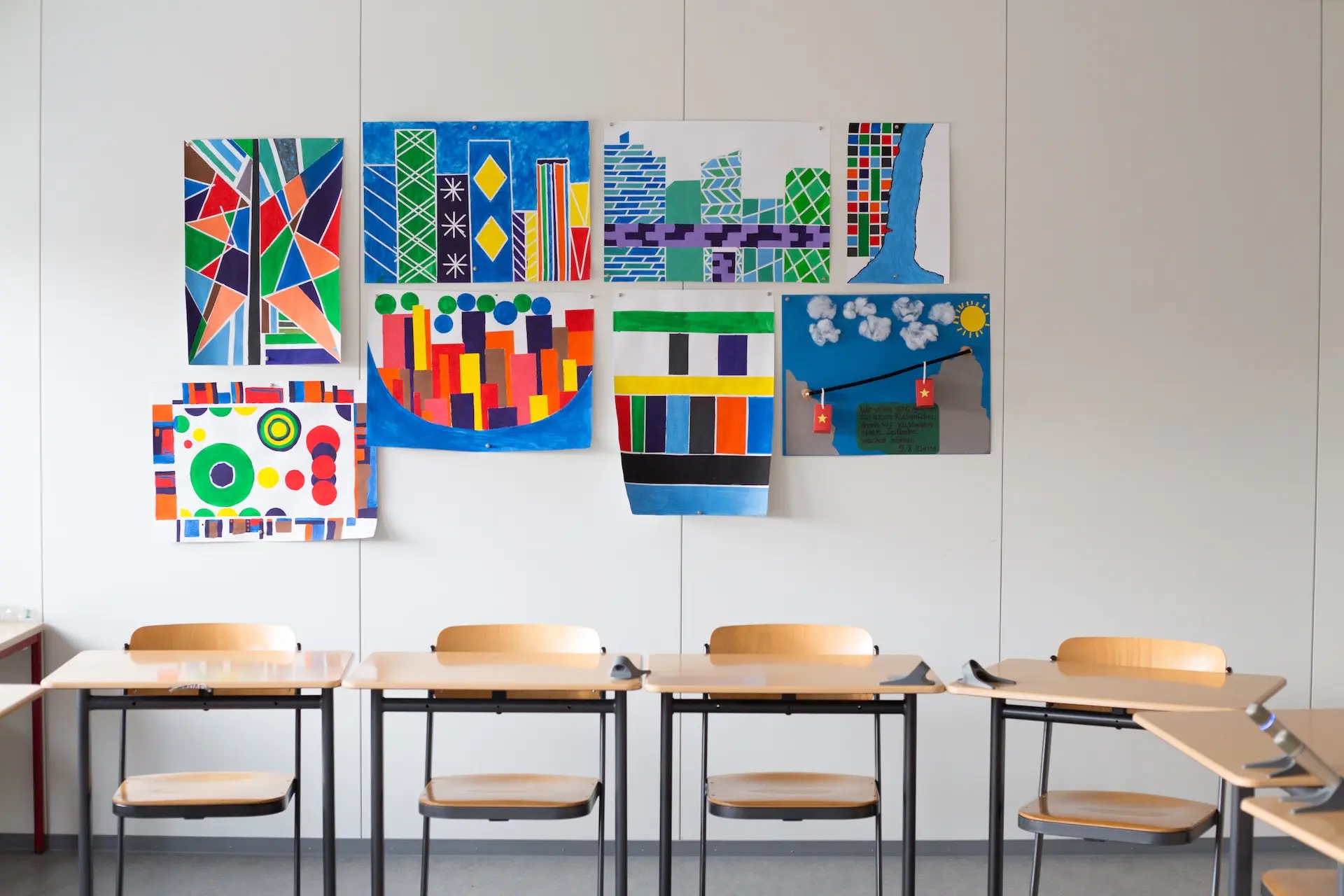 Klassenraum der Sekundarstufe I im Container: Blick auf Stühle und bunte Bilder an der Wand