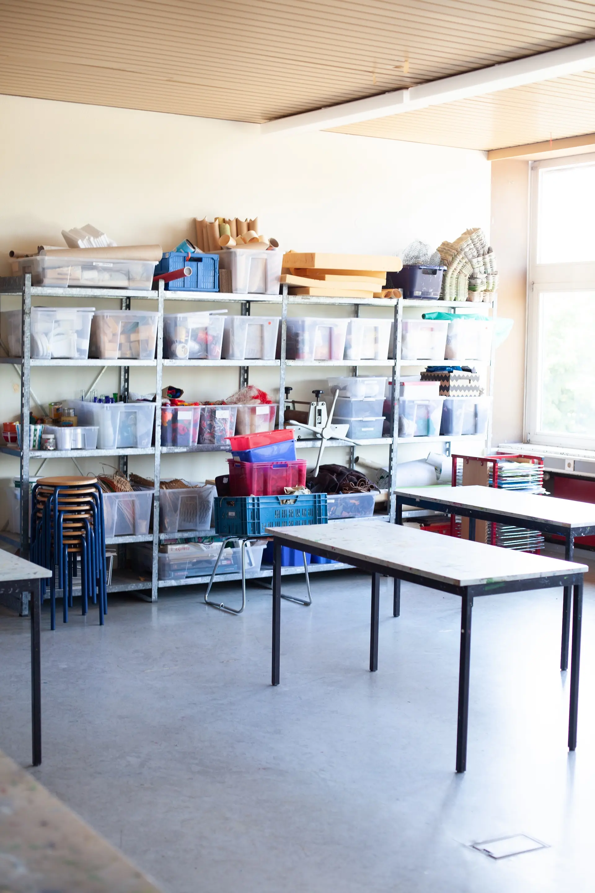 Kunstraum der Schule inklusive Regalwand mit Materialien
