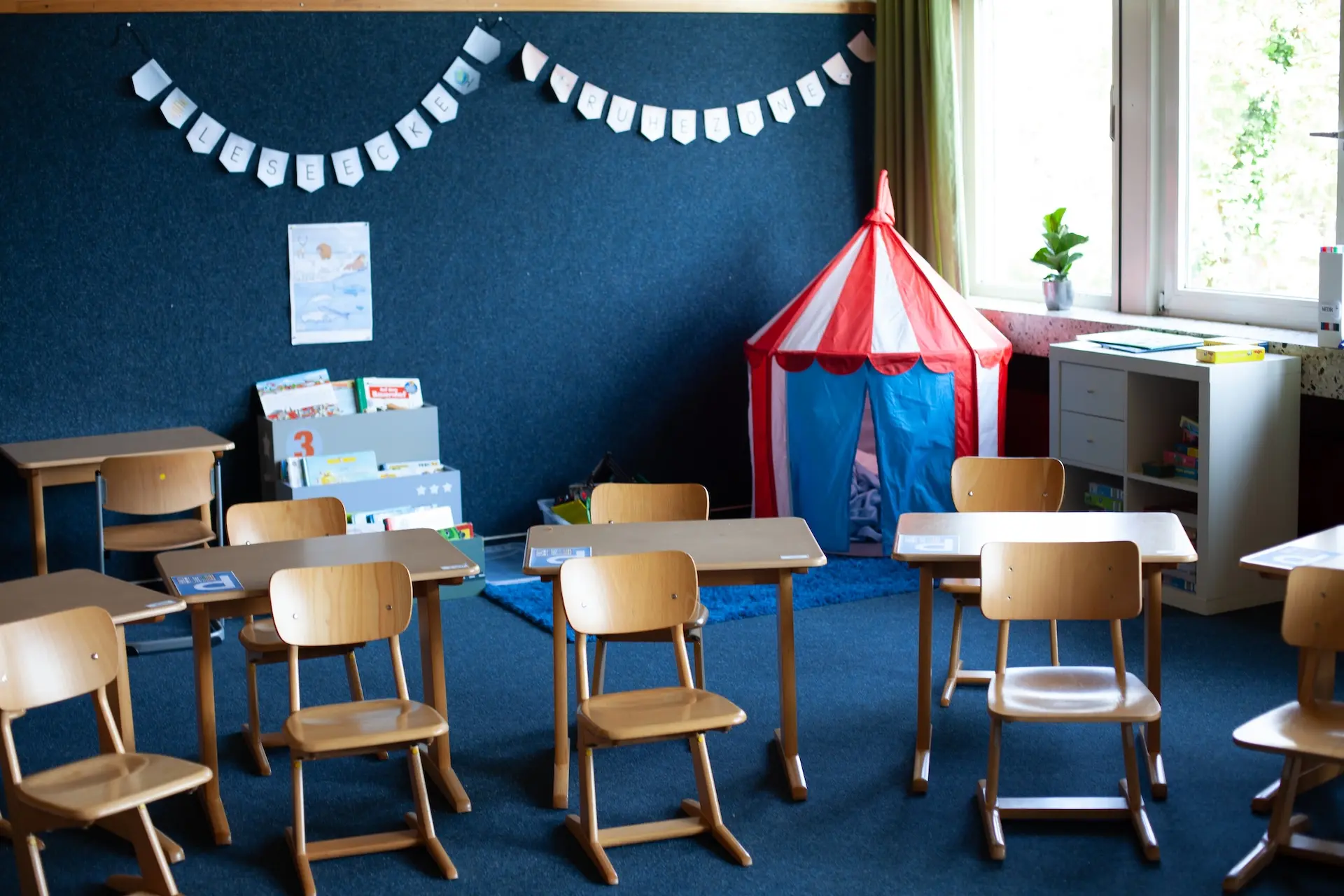 Blick in Raum der Primarstufe mit Stühlen und Spielzelt