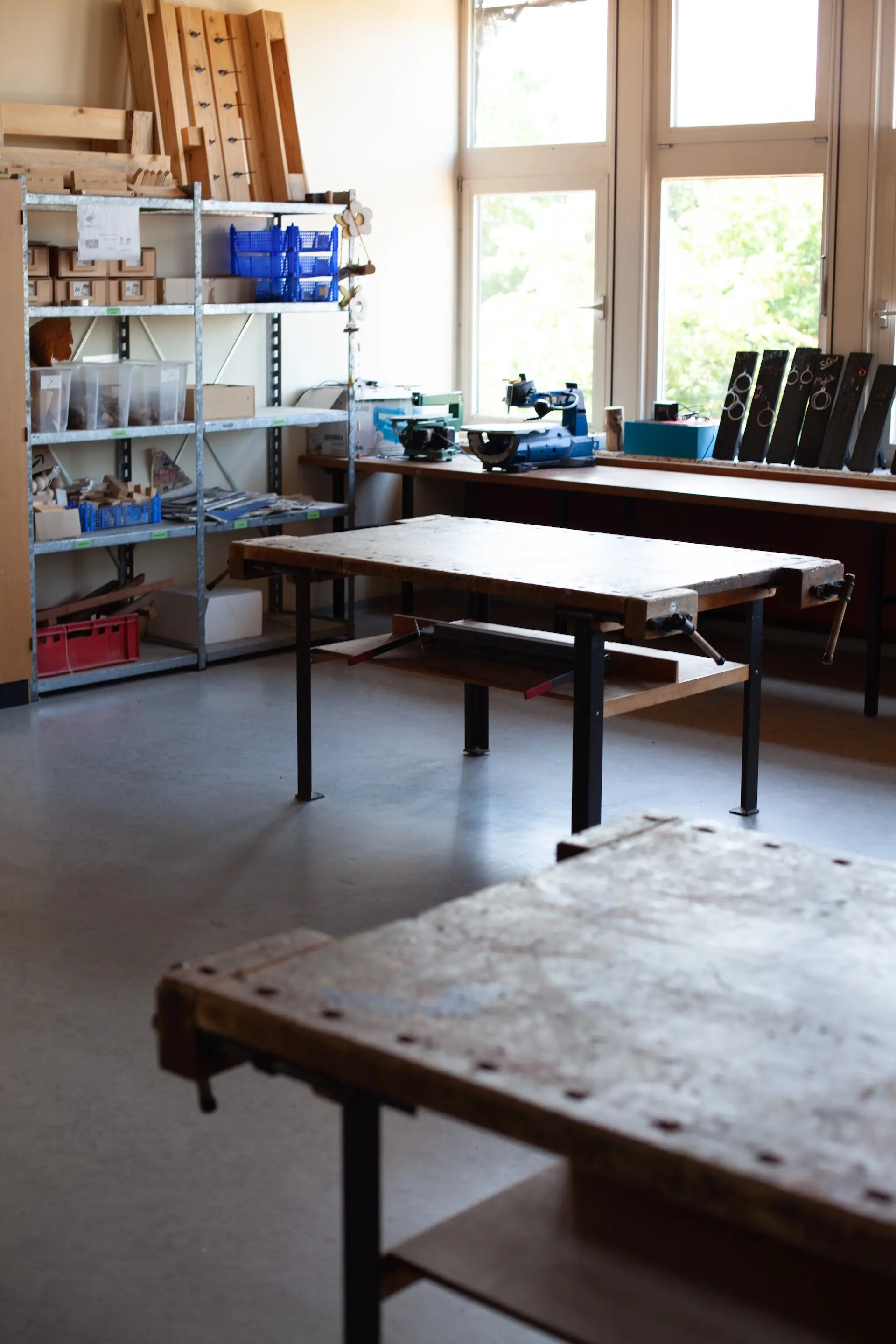 Werkraum mit Tischen und Materialien