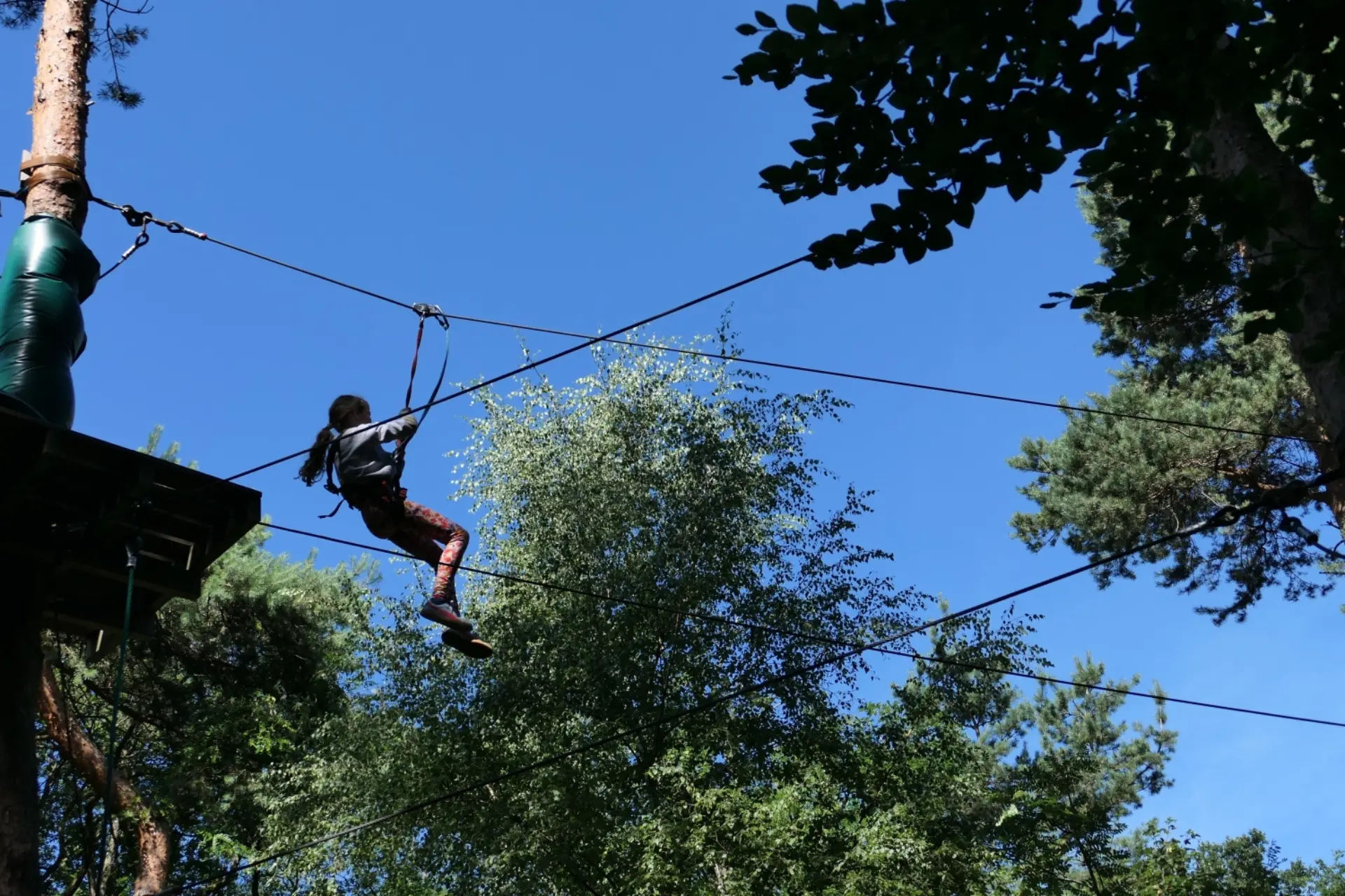 Kind hängt in der Luft an einer Seilrutsche