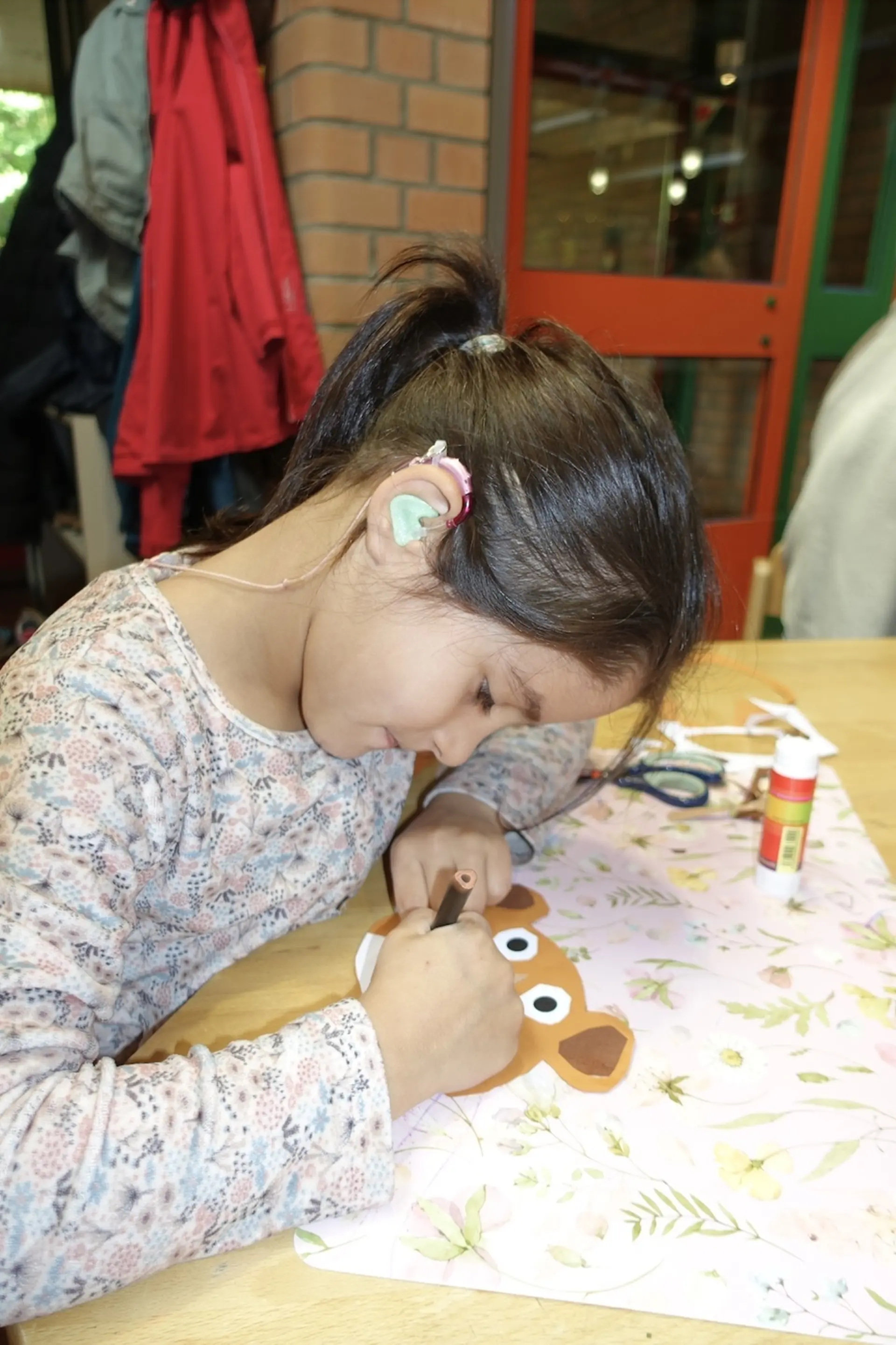 Kind bastelt im Kindergarten