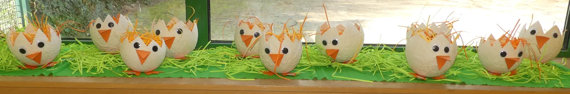 Die Osternester stehen mit Ostergras gefüllt auf der Fensterbank