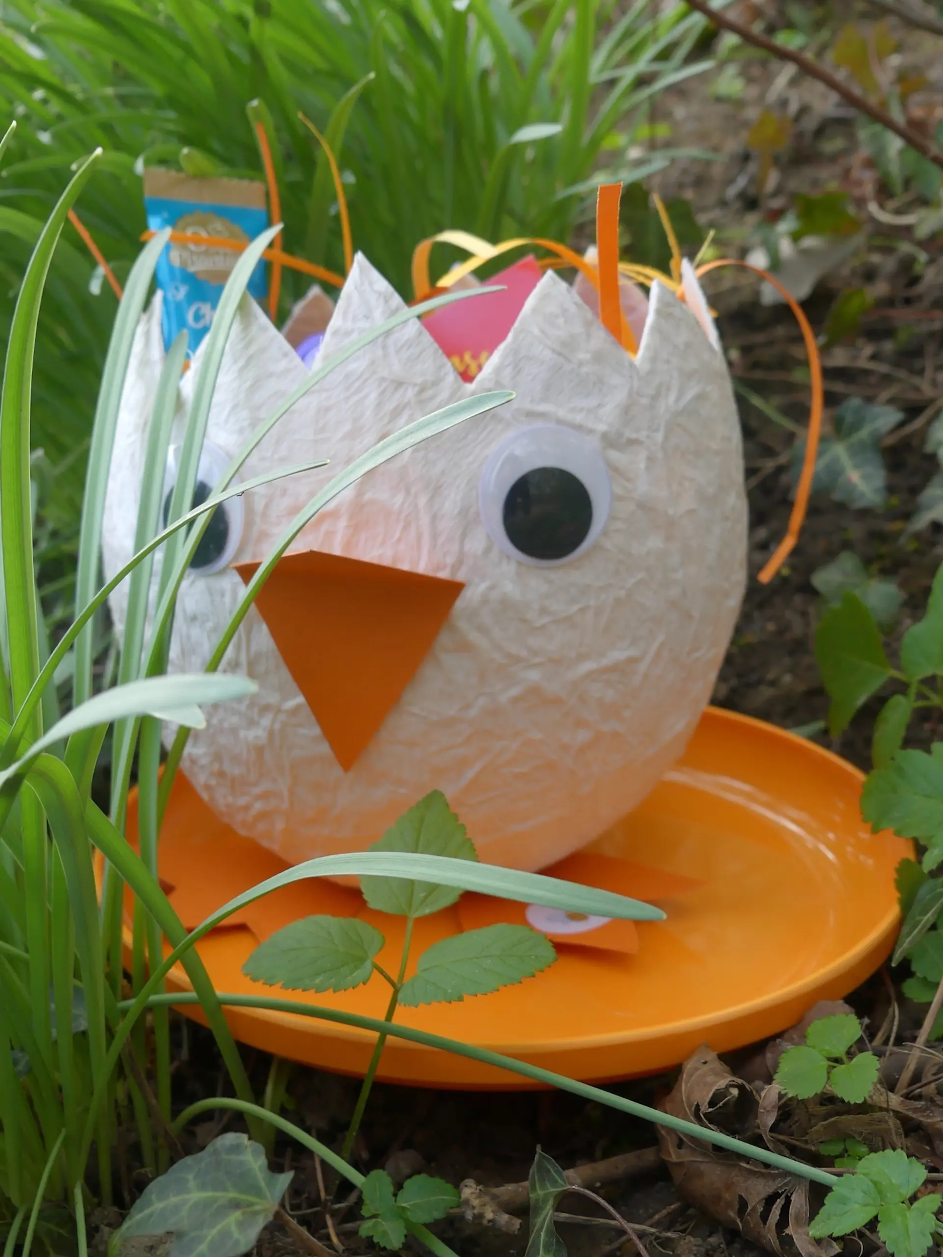 ein Osternest in Form eines Vogelkopfes