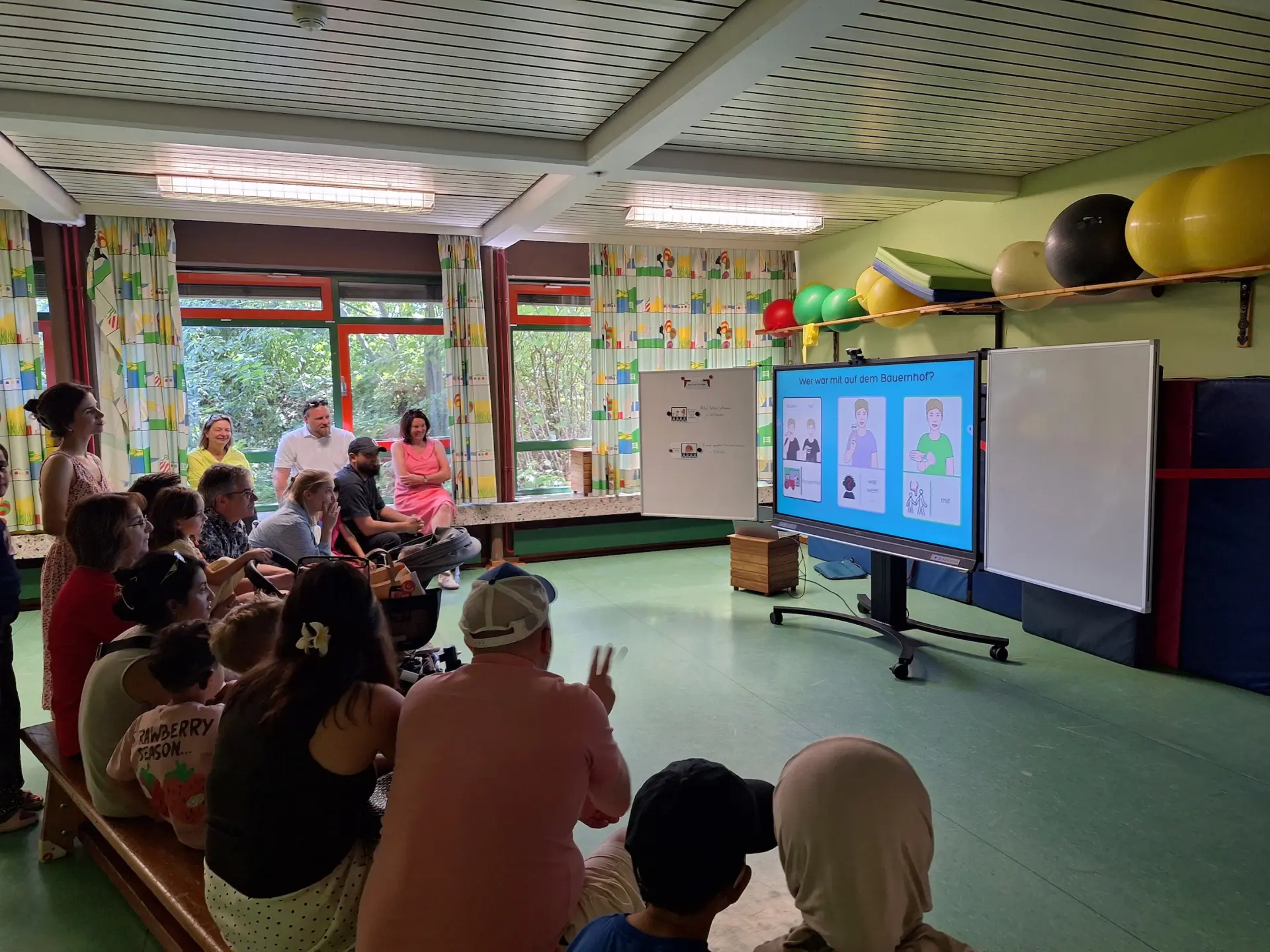 Eltern und Kinder schauen sich einen Präsentation an
