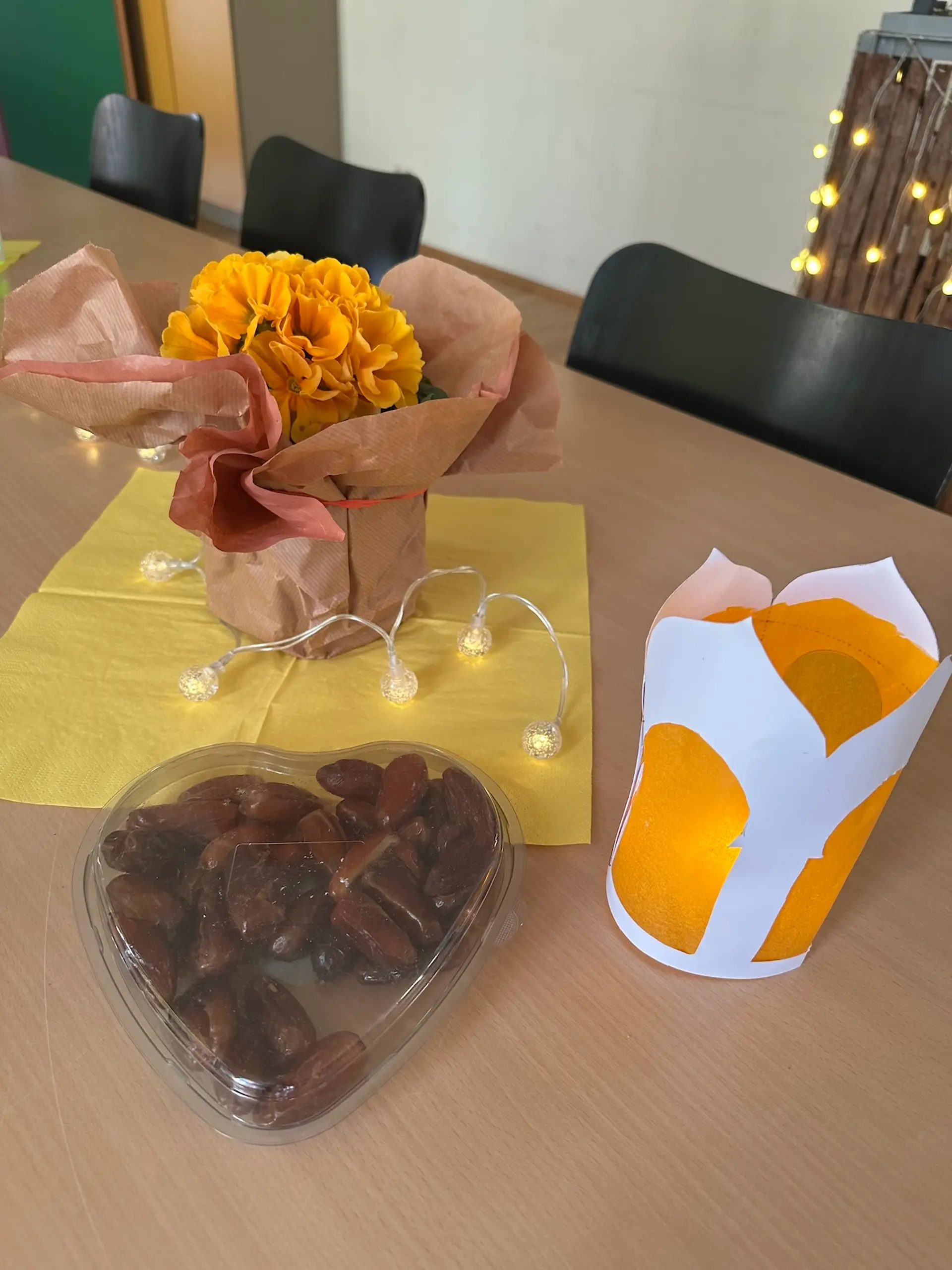 auf einem Tisch stehen Blumen, Datteln und eine Ramdanlaterne