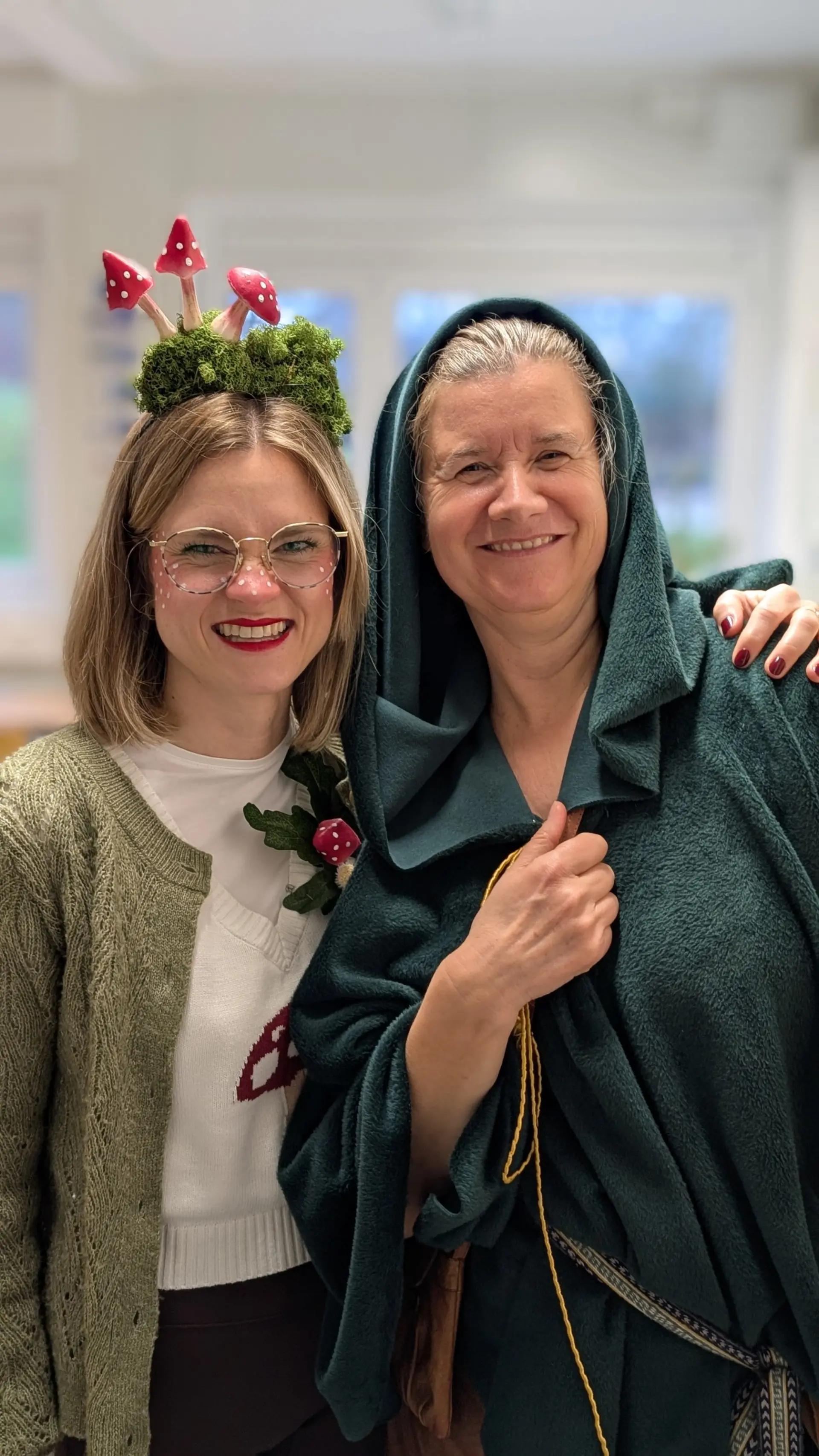 Karneval: zwei Lehrkräfte im Kostüm