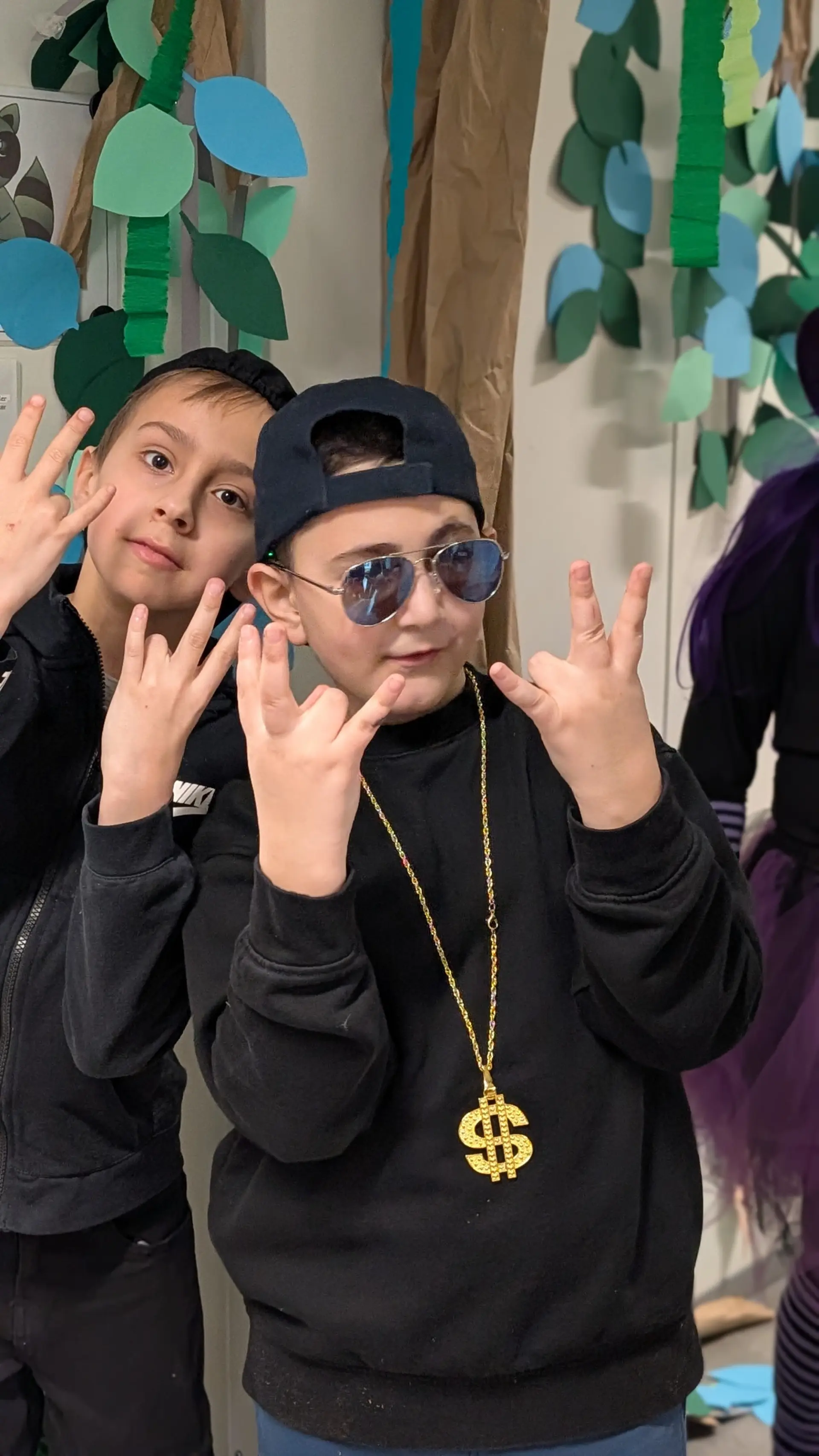 Karneval: Kinder zwei im Gangster-Kostüm