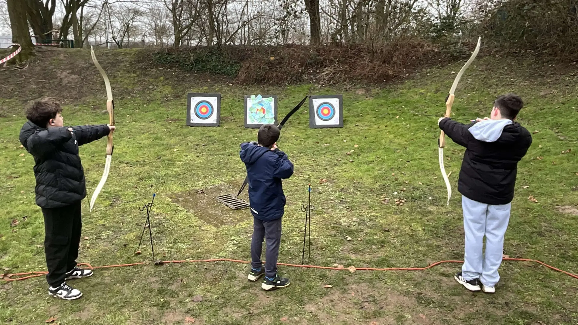 Projektwoche: Kinder beim Bogenschießen