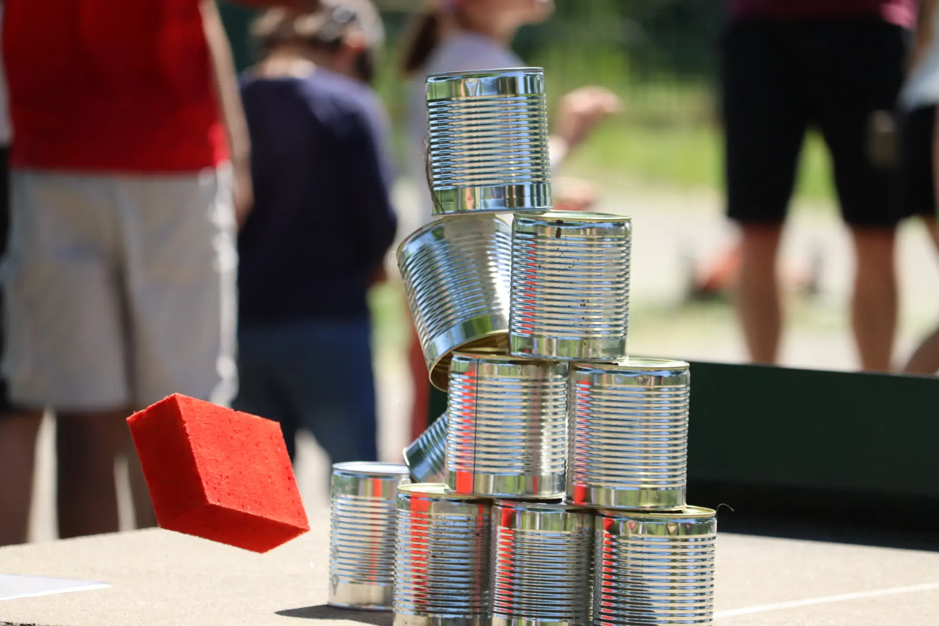 Schulfahrt: Dosenwerfen